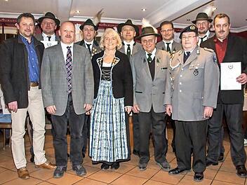 Der Vorstand der Schützen- und Soldatenkameradschaft nutzte die Hauptversammlung, langjährige Mitglieder mit Urkunden auszuzeichnen. Foto: Hartmut Klamm