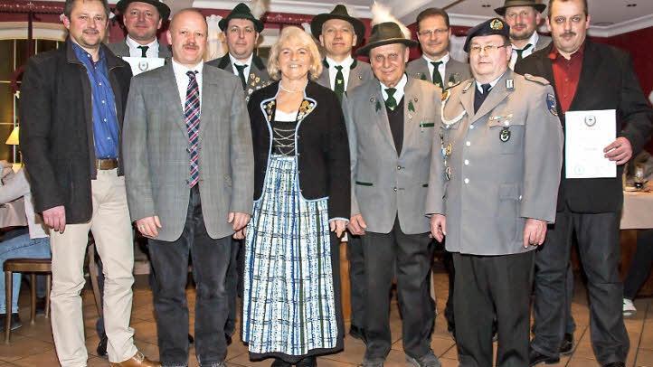 Der Vorstand der Schützen- und Soldatenkameradschaft nutzte die Hauptversammlung, langjährige Mitglieder mit Urkunden auszuzeichnen. Foto: Hartmut Klamm