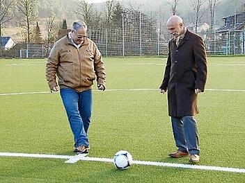 Joachim Bünner - hier mit Oberbürgermeister Kay Blankenburg 2014 beim ersten Anstoß auf dem neuen Kunstrasenplatz - will als Präsident des TV Jahn Winkels aufhören, andere Vorstandsmitglieder ebenfalls. Der Verein will sich deshalb eine neue Führungsstruktur geben.  Foto: Mario Selzer/Archiv