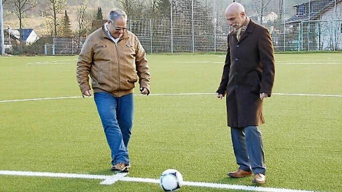 Joachim Bünner - hier mit Oberbürgermeister Kay Blankenburg 2014 beim ersten Anstoß auf dem neuen Kunstrasenplatz - will als Präsident des TV Jahn Winkels aufhören, andere Vorstandsmitglieder ebenfalls. Der Verein will sich deshalb eine neue Führungsstruktur geben.  Foto: Mario Selzer/Archiv