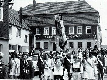 Erster großer Höhepunkt für die Burggruber Schützen war die Fahnenweihe 1970. Als Fahnenträger fungierten Harald Wöhner, Luzian Witt und Hans-Ulrich Stark. Fotos: Gerd Fleischmann