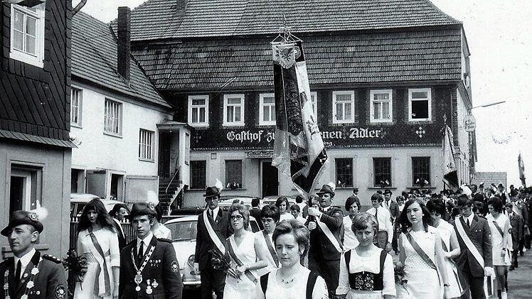 Erster großer Höhepunkt für die Burggruber Schützen war die Fahnenweihe 1970. Als Fahnenträger fungierten Harald Wöhner, Luzian Witt und Hans-Ulrich Stark. Fotos: Gerd Fleischmann