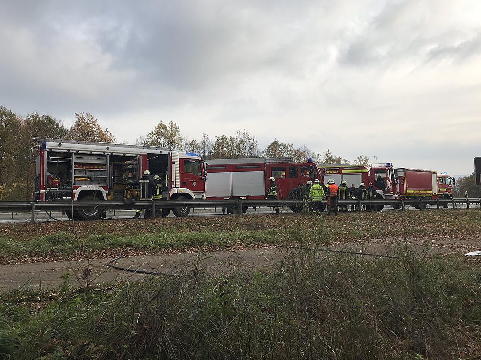 A6 bei Nürnberg: Transporter prallt in Baum - ein Toter