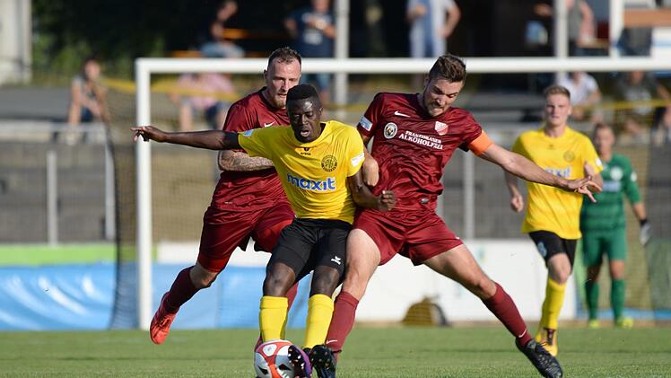 Der Bayreuther Neuzugang Kevn Coleman (mitte) hatte gute Chancen für einen Treffer. Hier wird er vom Heimstettener Kapitän Matthias Regal bedrängt.  Foto: Peter Mularczyk