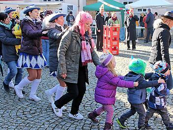 Die Polonaise ist immer der Knüller beim Faschingsfez auf dem Anger. Foto: Dieter Britz
