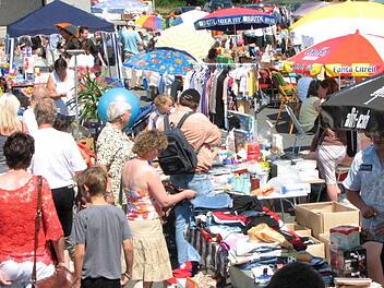 Beim St&ouml;bern auf dem Trempelmarkt in N&uuml;rnberg verfliegt die Zeit und das ein oder andere Schn&auml;ppchen ist f&uuml;r jeden dabei. Foto: Nikolas Pelke