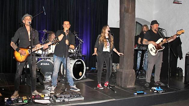 Die Classic-Rockformation "Purple Heart" begeisterte die Zuh&ouml;rer beim Konzert in der Rathaushalle in Ha&szlig;furt mit ausgefeilten Perfektionen, garniert mit einer schwei&szlig;treibenden Live-Show.  Foto: Christiane Reuther