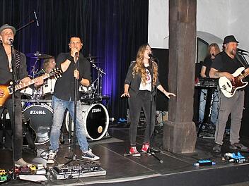 Die Classic-Rockformation "Purple Heart" begeisterte die Zuhörer beim Konzert in der Rathaushalle in Haßfurt mit ausgefeilten Perfektionen, garniert mit einer schweißtreibenden Live-Show.  Foto: Christiane Reuther