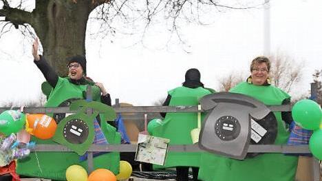 Die "Weinbüchsen" haben überdimensionale Telefone auf ihrem Wagen.