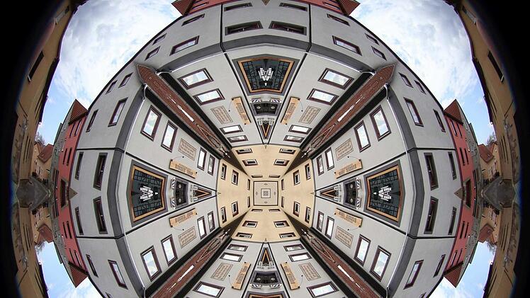 Das Haus an der Ecke Veit-Stoß-Straße und Obere Torgasse (Barbershop) ist  nur mit Mühe wiederzuerkennen, nachdem das Foto bearbeitet wurde. Foto:  Dieter Britz
