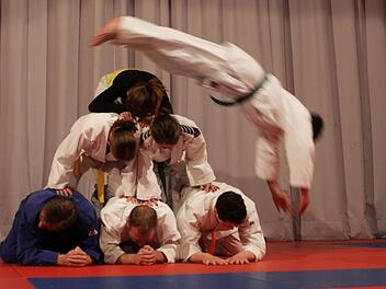 Als Schnittstelle zum Turnen zeigte die Jujutsu-Abteilung eine akrobatische Flugrolle. Fotos: Thomas Dill