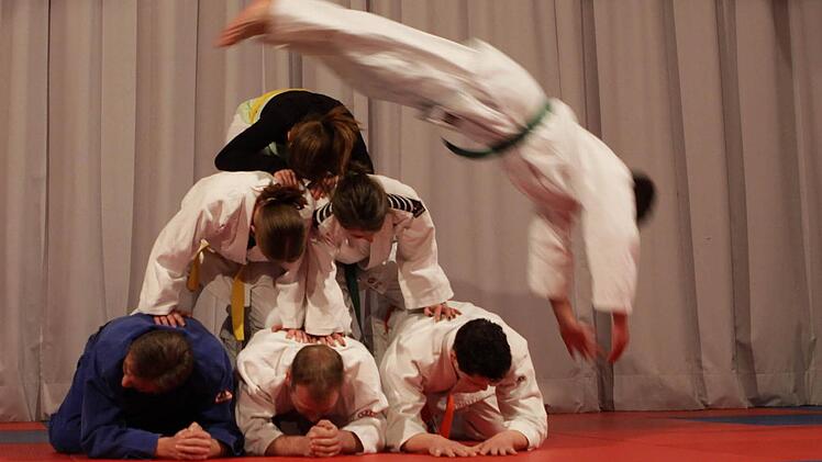 Als Schnittstelle zum Turnen zeigte die Jujutsu-Abteilung eine akrobatische Flugrolle. Fotos: Thomas Dill