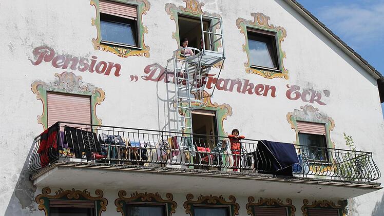 Rund 80 Tschetschenen richten sich in der ehemaligen Pension in Aschbach häuslich ein. Foto: Martin Kreklau