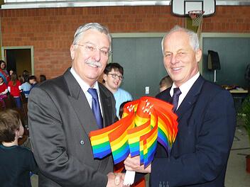 Rainer Stingl geht in den Ruhestand, Michael Pfitzner übernimmt kommissarisch, bis die Rektorenstelle neu besetzt ist, auch die Leitung der Grundschule Untersteinach-Ludwigschorgast. Stingl überreichte Pfitzner nicht den Schulleiterstab, sondern ein ganzes Bündel an bunten Fahnen. Foto: Klaus-Peter Wulf