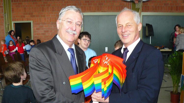 Rainer Stingl geht in den Ruhestand, Michael Pfitzner übernimmt kommissarisch, bis die Rektorenstelle neu besetzt ist, auch die Leitung der Grundschule Untersteinach-Ludwigschorgast. Stingl überreichte Pfitzner nicht den Schulleiterstab, sondern ein ganzes Bündel an bunten Fahnen. Foto: Klaus-Peter Wulf