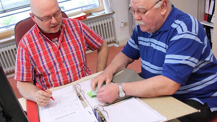 Norbert Dietz (links) und Edgar Föhrweißer rechnen die Einnahmen ab.