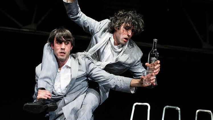 Compagnie Doble Mandoble: Die gebürtigen Spanier Luis Javier Córdoba Pelegrin und Miguel Ángel Córdoba Pelegrin loten in ihrer humorvollen und absurden Produktion "La Belle Escabelle" aus, was man mit fünf gewöhnlichen Klappleitern so alles anstellen kann.