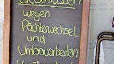 Diese Tafel stand am Mittwoch in der Eingangstür. Foto: roe