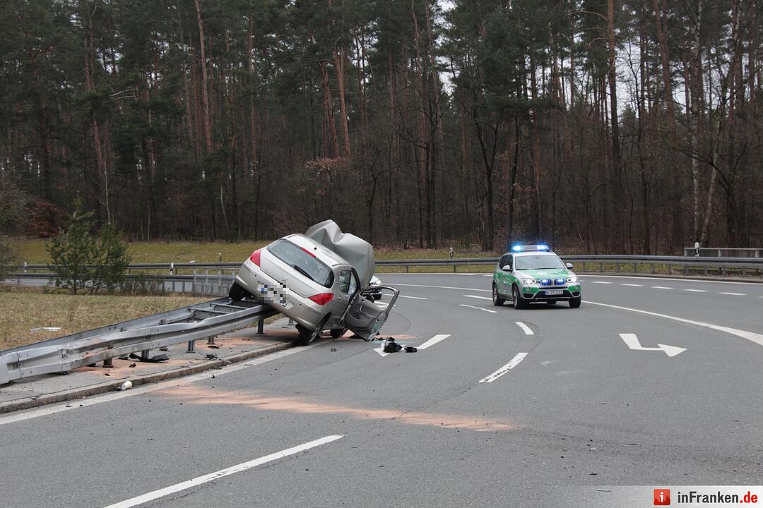 Fahrzeug rammt Verkehrsschild und landet auf Gegenfahrbahn