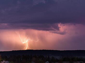 Für Teile Frankens ist am Wochenende extremes Gewitter angekündigt. Foto: Bernd März, dpa