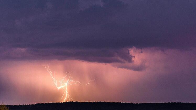 Für Teile Frankens ist am Wochenende extremes Gewitter angekündigt. Foto: Bernd März, dpa