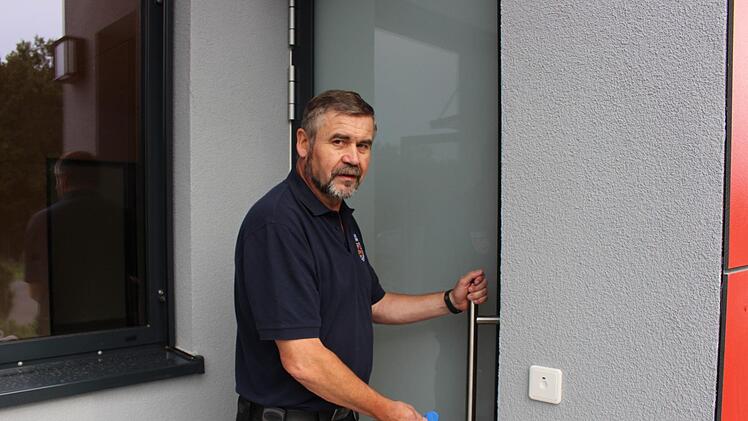 Mit dem kleinen blauen Chip hat Kommandant Georg Krug Schlüsselgewalt