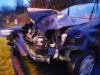 Der Kleinwagen wurde total beschädigt. Foto: Marco Meißner