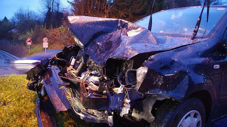 Der Kleinwagen wurde total beschädigt. Foto: Marco Meißner