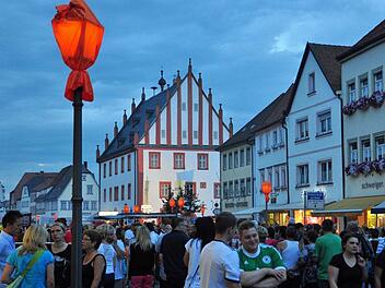 Stimmungsvoll wird die Altstadt von Haßfurt am Abend. Ulrike Langer