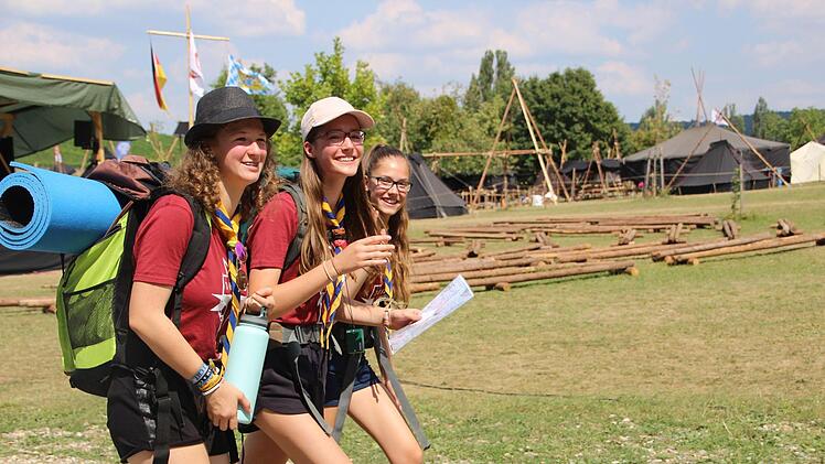 Sarah (14), Ronja (15) und Franziska (13) sind schon seit Jahren Ranger. Die Teenager vom Schweinfurter Stamm der Royal Rangers lieben  die Atmosphäre im Camp, gehen aber auch gerne zu einem Haik - im Bild machen sie sich gerade auf den Weg zu einer Koordinaten-Wanderung nebst Übernachtung im Wald.