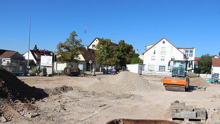 Noch bis September 2019 wird rund um das Rathaus in Röttenbach alles neu gestaltet. Foto: Christian Bauriedel