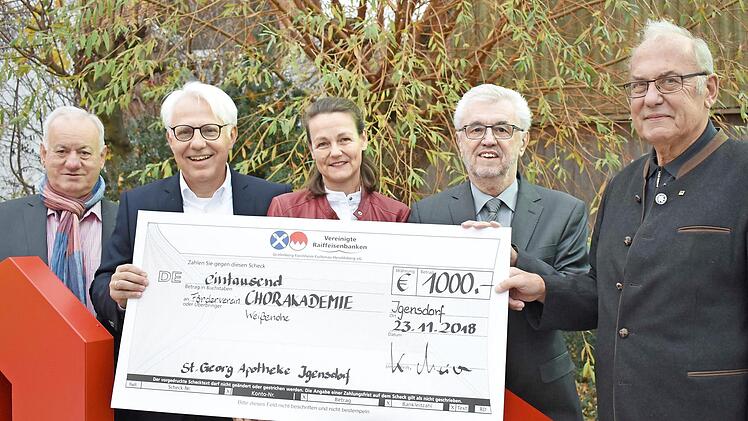 Die Scheckübergabe in Igensdorf  Foto: Petra Malbrich