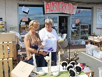 Angela Olbrich (l.) berät eine Kundin. Foto: Evi Seeger