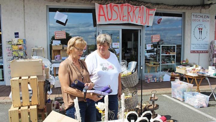 Angela Olbrich (l.) berät eine Kundin. Foto: Evi Seeger