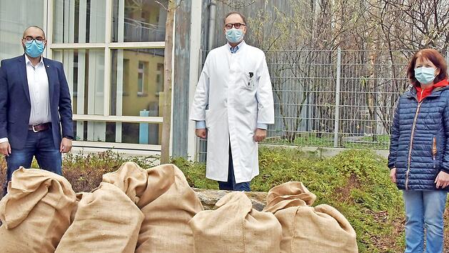 F&uuml;nf S&auml;cke voller Bastelspa&szlig; f&uuml;r die Erlanger Kinderklinik: Theo Mpairaktaridis (l.) mit Klinikdirektor Joachim W&ouml;lfle und Marion M&uuml;ller  Foto: Kerstin B&ouml;nisch