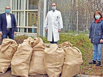 Fünf Säcke voller Bastelspaß für die Erlanger Kinderklinik: Theo Mpairaktaridis (l.) mit Klinikdirektor Joachim Wölfle und Marion Müller  Foto: Kerstin Bönisch