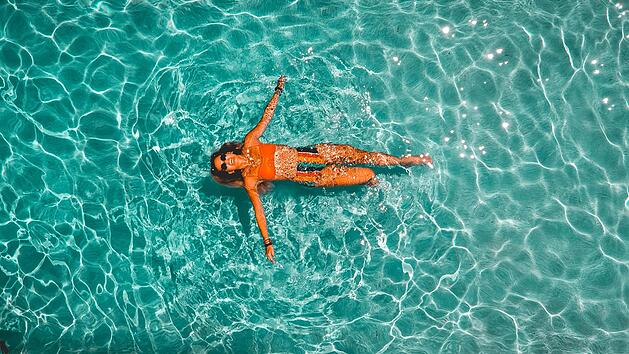 Kühles Nass für Zuhause: Wir stellen Ihnen vier tolle Swimming Pools für den Garten vor, die für einen kühlen Kopf an heißen Sommertagen sorgen. Symbolfoto: Drew Dau/Unsplash.com.