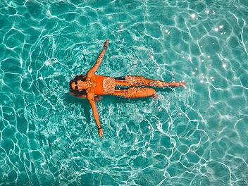 Kühles Nass für Zuhause: Wir stellen Ihnen vier tolle Swimming Pools für den Garten vor, die für einen kühlen Kopf an heißen Sommertagen sorgen. Symbolfoto: Drew Dau/Unsplash.com.
