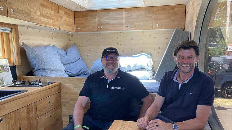 Thomas Nissan (Vertrieb, 4Wheel24) und Thomas Scheimer (Freiraum) im Inneren des Tiny House. Foto: Charlotte Wittnebel-Schmitz