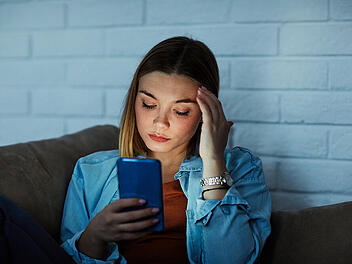 Der fiese Dating-Trend Benching kostet Betroffenen den letzten Nerv. Was Sie dagegen tun können, lesen Sie hier