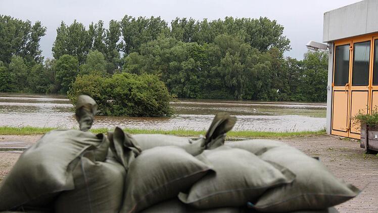 Die Sandsäcke liegen bereit. Foto: Johanna Blum