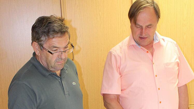 Der neue Bürgermeister Gerhard Riediger (rechts) und bespricht neue Projekte - wie diesen Bauplan - zuerst mit seinem Stellvertreter Peter Schmitt. (Foto: Karl-Heinz Frank)