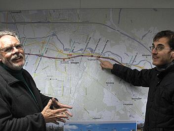 Peter Bergfeld (links) ist ein begeisterter Erklärer des ICE-Streckenausbaus. Zu ihm kommen aber auch Modelleisenbahner wie Andreas Hahn (rechts), die Informationen zur Eisenbahngeschichte sammeln. Foto: Roepert