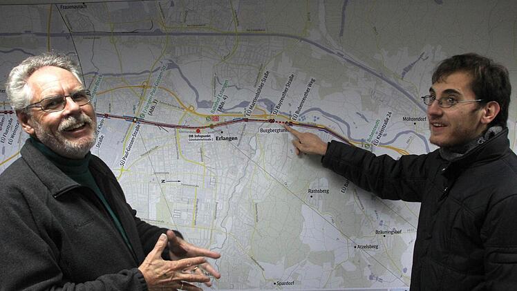 Peter Bergfeld (links) ist ein begeisterter Erklärer des ICE-Streckenausbaus. Zu ihm kommen aber auch Modelleisenbahner wie Andreas Hahn (rechts), die Informationen zur Eisenbahngeschichte sammeln. Foto: Roepert