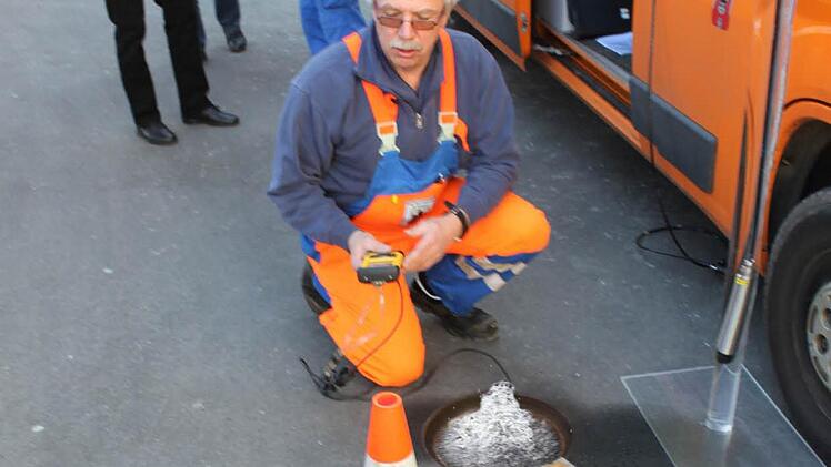 Dieses Handy-Foto machte ein Mitarbeiter des Servicebetriebes, als sich die Quelle auf eine Höhe von 20 Zentimetern eingependelt hatte. Am heutigen Mittwoch wird die Quelle, die nach der Entdeckung geschlossen wurde, für weitere Untersuchungen wieder geöffnet. Foto: Servicebetrieb