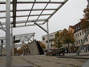 Die Geschäftsleute an der Süd-Seite des Paradeplatzes müssen auf einen Aufzug zur Tiefgarage verzichten, dafür könnten sie in den Genuss von Kurzzeit-Parkplätzen vor ihrer Haustür kommen. Foto: Ekkehard Roepert