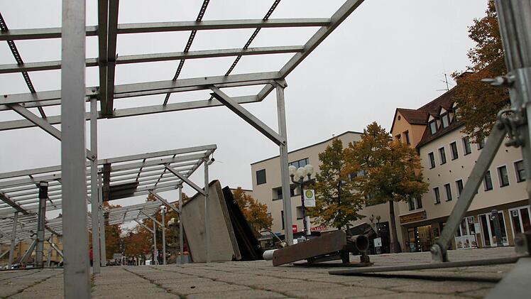 Die Geschäftsleute an der Süd-Seite des Paradeplatzes müssen auf einen Aufzug zur Tiefgarage verzichten, dafür könnten sie in den Genuss von Kurzzeit-Parkplätzen vor ihrer Haustür kommen. Foto: Ekkehard Roepert
