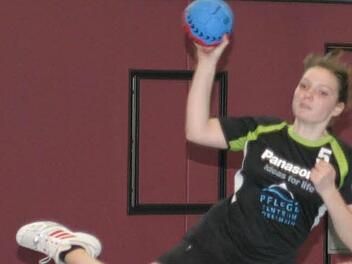 Jutta Geuß kehrt nach einer längeren Verletzungspause ins Team zurück, was vor allem dem Abwehrblock gut tun dürfte, doch auch dem Spiel nach vorne, da sie immer für Tore gut ist.