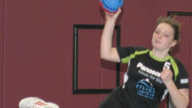 Jutta Geuß kehrt nach einer längeren Verletzungspause ins Team zurück, was vor allem dem Abwehrblock gut tun dürfte, doch auch dem Spiel nach vorne, da sie immer für Tore gut ist.