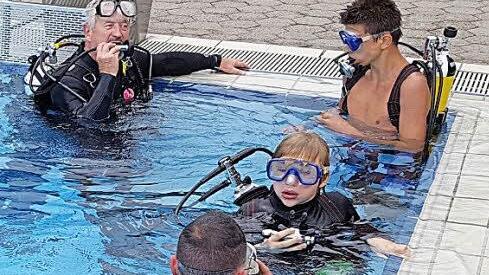 Erfahrungen mit der Pressluftflasche sammelten die Kinder beim Ferienprogramm.  Foto: Tauchklub Nixe